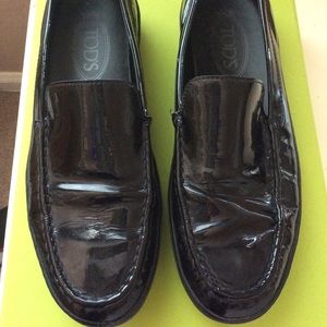 Black patent leather semi-rounded loafers